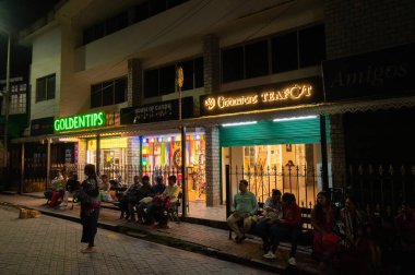 Darjeeling, Batı Bengal, Hindistan - 10 Ağustos 2023: Darjeeling Mall, Darjeeling alışveriş merkezi, Darjeeling 'in tepe istasyonunun kalbidir. Turistlere ve gezginlere dünyaca ünlü Darjeeling çayı satan ünlü dükkanlar..