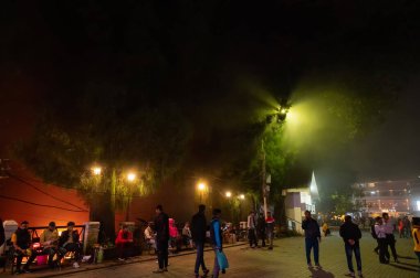 Darjeeling, Batı Bengal, Hindistan - 10 Ağustos 2023: Darjeeling Mall, Darjeeling alışveriş merkezi, Darjeeling 'in tepe istasyonunun kalbidir. Yerliler ve turistler için hareketli bir merkez. Sisli ve sisli gece manzarası.