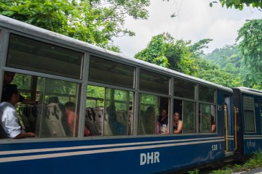 Darjeeling, Batı Bengal, Hindistan - 10 Ağustos 2023: Himalaya yol ve ormanlarından geçen Diesel Oyuncak treni. Darjeeling Himalaya Demiryolu, Yeni Jalpaiguri ve Darjeeling arasındaki dar ölçü demiryolu.