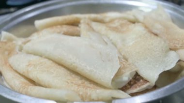 Patishapta Pitha, ünlü Bengali Tatlı Tarifi, kış mevsiminde hazırlanıyor. Patishapta, kutlama vesilesiyle yapılan bir çeşit pithe türüdür. Hızlı Hint tatlısıdır. Howrah, Batı Bengal, Hindistan
