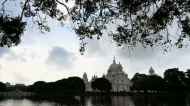 Victoria Anıtı, Hindistan, Batı Bengal, Central Kolkata 'daki Meydan' daki büyük mermer anıt. Muson yağmurları ve bulutların mimarinin üzerinden geçtiği zaman atlamalı 4K videosu.