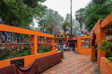 Darjeeling, Batı Bengal, Hindistan-11.08.2023: Mahakal Tapınağı veya Mahakal Mandir 'in süslenmiş kapısı, Hindu tapınağı Shiva' ya adanmıştır ve Hindu ve Budist dinlerinin bir karışımıdır..