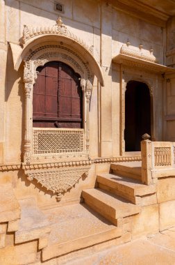 Sandstone güzel bir balkon, jharokha, taş pencere ve Rani Mahal 'in dışı veya Rani Ka Mahal, Jaisalmer kalesinin içi yaptı. Rajasthan, Hindistan. UNESCO Dünya Mirası