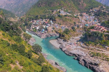 Soldan Bhagirathi nehri ve sağdan turkuaz mavisi ile Alakananda nehri Devpray 'de birleşir ve Kutsal Ganj nehri oluşturur. Garhwal, Uttarakhand, Hindistan.