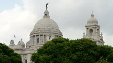 Victoria Anıtı, Hindistan, Batı Bengal, Central Kolkata 'daki Meydan' daki büyük mermer anıt. Muson yağmurları ve bulutların mimarinin üzerinden geçtiği zaman atlamalı 4K videosu.