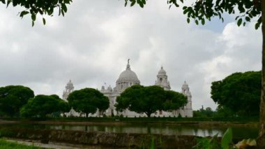 Victoria Anıtı, Hindistan, Batı Bengal, Central Kolkata 'daki Meydan' daki büyük mermer anıt. Muson yağmurları ve bulutların mimarinin üzerinden geçtiği zaman atlamalı 4K videosu.