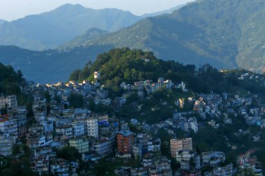 Gangtok şehri, Sikkim, Hindistan. Güneşin ilk ışığı, sabahın erken saatlerinde çekilen, Himalaya dağları arka planda.