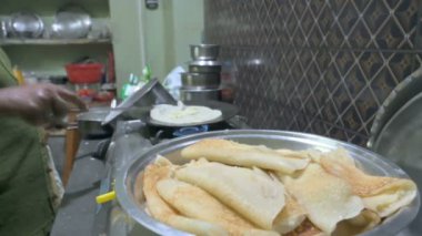 Patishapta Pitha, ünlü Bengali Tatlı Tarifi, kış mevsiminde hazırlanıyor. Patishapta, kutlama vesilesiyle yapılan bir çeşit pithe türüdür. Hızlı Hint tatlısıdır. Howrah, Batı Bengal, Hindistan