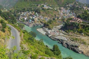 Devpray Ag 'daki kıvrımlı yol, Tanrısal Confluence, Garhwal, Uttarakhand, Hindistan. Burada Alaknanda, Bhagirathi Nehri ile buluşur ve her iki nehir de daha sonra Ganj Nehri ya da Ganga Nehri olarak akar..