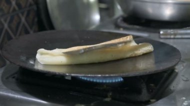 Patishapta Pitha, ünlü Bengali Tatlı Tarifi, kış mevsiminde hazırlanıyor. Patishapta, kutlama vesilesiyle yapılan bir çeşit pithe türüdür. Hızlı Hint tatlısıdır. Howrah, Batı Bengal, Hindistan