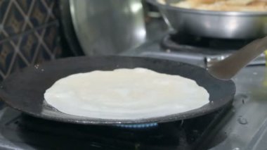 Patishapta Pitha, ünlü Bengali Tatlı Tarifi, kış mevsiminde hazırlanıyor. Patishapta, kutlama vesilesiyle yapılan bir çeşit pithe türüdür. Hızlı Hint tatlısıdır. Howrah, Batı Bengal, Hindistan
