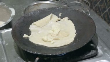 Patishapta Pitha, ünlü Bengali Tatlı Tarifi, kış mevsiminde hazırlanıyor. Patishapta, kutlama vesilesiyle yapılan bir çeşit pithe türüdür. Hızlı Hint tatlısıdır. Howrah, Batı Bengal, Hindistan