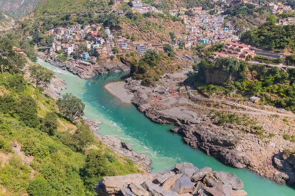 Soldan Bhagirathi nehri ve sağdan turkuaz mavisi ile Alakananda nehri Devpray 'de birleşir ve Kutsal Ganj nehri oluşturur. Garhwal, Uttarakhand, Hindistan.