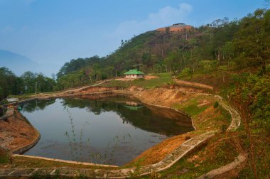 Chayatal veya Chaya Taal, Batı Sikkim, Hindistan, Doğa, sessizlik ve barış. Karla kaplı Kanchenjunga Dağı ve Kabru 'nun göl suyu, Himalaya dağları ve ormanı üzerindeki yansımasıyla ünlüdür..