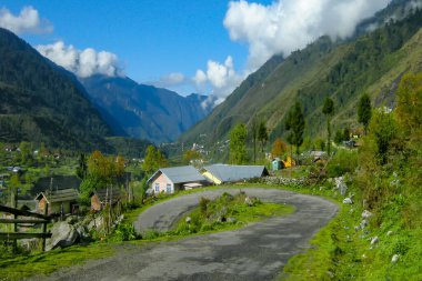 Lachung Yolu, Lachung Vadisi, kasaba ve Hindistan 'ın kuzeydoğusunda güzel bir tepe istasyonu. 9.600 feet ve lachen ve Lachung nehirlerinin birleştiği yerde, Teesta Nehri 'nin her iki kolunda..