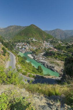 Devpray Ag 'daki kıvrımlı yol, Tanrısal Confluence, Garhwal, Uttarakhand, Hindistan. Burada Alaknanda, Bhagirathi Nehri ile buluşur ve her iki nehir de daha sonra Ganj Nehri ya da Ganga Nehri olarak akar..