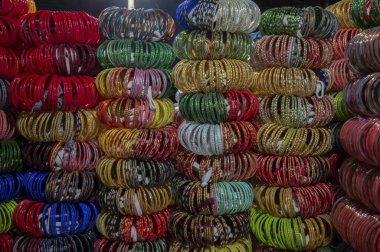 Güzel Rajasthani Bangles Jodhpur, Rajasthan, Hindistan 'daki ünlü Sardar Market ve Ghanta Ghar Saat Kulesinde satılıyor..