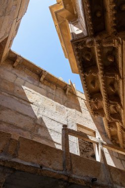 Kum Taşı Rani Mahal ya da Rani Ka Mahal 'in dış duvarlarını Jaisalmer kalesinin içine ördü. Rajasthan, Hindistan. UNESCO dünya mirası sahası.