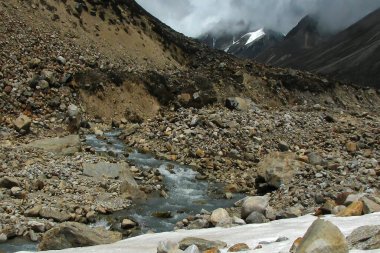 Buzuldan akan buz gibi Lachung nehri Yumesamdong, Sıfır Noktası, Sikkim, Hindistan. 15.300 feet irtifa, medeniyetin son ileri karakolu ve önümüzde yol yok. Hindistan Çin sınırı. Himalayalar.