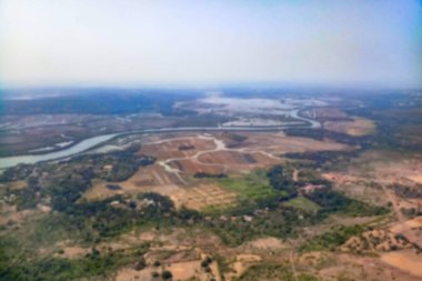 Atmosferinde güzel beyaz bulutlar olan Hindistan 'ın bulanık görüntüsü, uçaktan gökyüzüne doğru çekilen görüntü. Doğa görüntüsü.