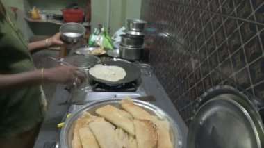 Kış sezonunda ünlü Bengali Tatlı Tarifi Patishapta Pitha 'nın ev yapımı hazırlığı. Patishapta, kutlama vesilesiyle yapılan bir çeşit pithe türüdür. Hızlı Hint tatlısıdır. Batı Bengal, Hindistan
