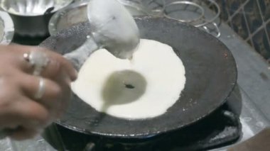 Kış sezonunda ünlü Bengali Tatlı Tarifi Patishapta Pitha 'nın ev yapımı hazırlığı. Patishapta, kutlama vesilesiyle yapılan bir çeşit pithe türüdür. Hızlı Hint tatlısıdır. Batı Bengal, Hindistan