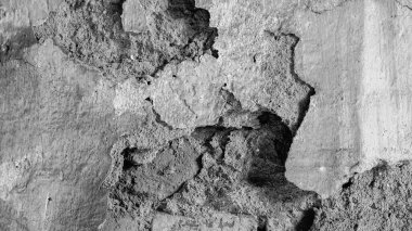 Çok eski bir duvarın soyut bir görüntüsü, içinde eski, kısmen kırık tuğlalar olan kırık bir alçı, uzun zaman önce eskimiş. Eski bir duvarda resmedilen yaşlanmanın siyah beyaz görüntüsü. Howrah, Batı Bengal, Hindistan.