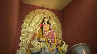 Howrah, Batı Bengal, Hindistan - 17 Şubat 2021: Gece Tanrıça Saraswati 'ye ibadet etmek için çok güzel dekore edilmiş pandal. Hindu bilgi, müzik, sanat, bilgelik ve öğrenme tanrıçası..