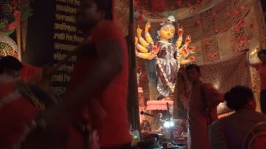 Howrah, Batı Bengal, Hindistan - 2 Ekim 2022: Dhaakis vog yaparken dhaaks oynuyor, kutsal yemek örtünün arkasında Tanrıça Durga 'ya sunuluyor. Kutsal Durga Puja ritüeli. Hinduizm 'in en büyük festivali.