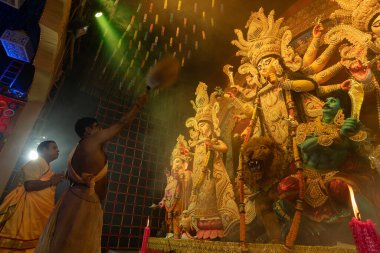 Howrah, Batı Bengal, Hindistan - 3 Ekim 2022: Hindu Rahip 'in tanrıça Durga' ya tapması, sinek çırpma fanı. Gece Ashtami puja aarati. Durga puja soyut, soyut bir kültür mirası..