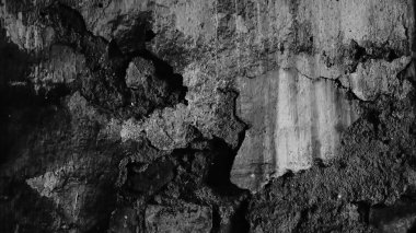 Eski bir duvarın soyut görüntüsü. Kırık alçı. Altında kısmen kırık tuğlalar var. Eski bir duvarda resmedilen yaşlanmanın siyah beyaz görüntüsü. Howrah, Batı Bengal, Hindistan.