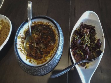 Lezzetli biberli balık ve biberli tavuk, Park Street restoranında bambu çubuklarında servis edilen yemekler, Kolkata, Batı Bengal, Hindistan.