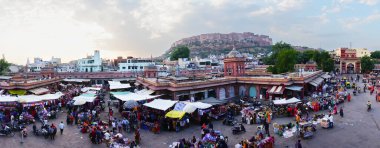 Jodhpur, Rajasthan, Hindistan - 16.10.2019: Tepeden panoramik manzara, ünlü Sardar Market ve arka planda Mehrangarh kaleli Ghanta ghar saat kulesi.