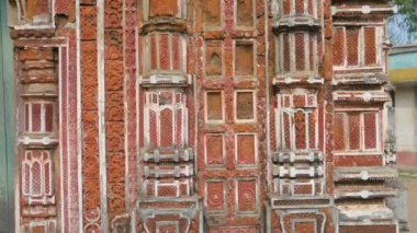 Meşhur Antpur Radhagovindjiu tapınağı el yapımı ahşap ve zarif terracotta oymalarıyla 18 püritenin hikayelerini resmediyor. Burada Swami Vivekananda 1886 'da, Batı Bengal, Hindistan' da manastır yemini etti.