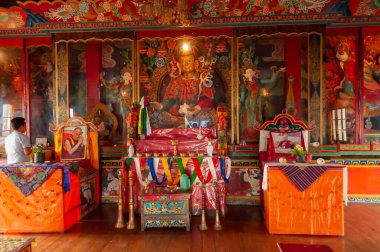 Sikkim, Hindistan - 22 Mart 2004: Budist Andey ya da Andhen manastırında Buda 'ya dua etmek. Camlar renkli Buddist tanrıları ve tanrıları kaplamıştı. Buda 'nın daha önceki doğumlarını resmediyordu..