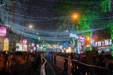 Kolkata, Batı Bengal, Hindistan - 26.12.2018: Aydınlanmış Park Caddesi 'nde aydınlatılmış ışıklar ve Noel kutlaması.