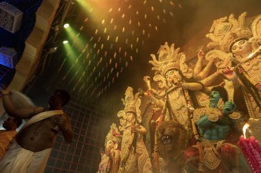 Howrah, Batı Bengal, Hindistan - 3 Ekim 2022: Hindu Rahip 'in tanrıça Durga' ya tapması, sinek çırpma fanı. Gece Ashtami puja aarati. Durga puja soyut, soyut bir kültür mirası..