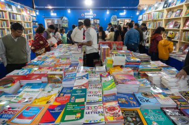 Kolkata, Batı Bengal, Hindistan - 2 Şubat 2020: Sergilenen kitaplar. Her yaştan erkek ve kadın kitap severler en sevdikleri kitapları Kolkata Kitap Fuarı 'nda arıyorlar. Dünyanın en büyük kitap fuarı..