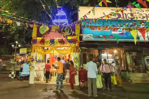 stock image Kolkata, West Bengal, India - 5th July 2017 : Devotees visiting Lord Hanuman ji temple at Kalighat. Famous temple in Kolkata.