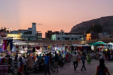 Jodhpur, Rajasthan, Hindistan - 19.10.2019: Sardar Market ve Hindistan 'ın Rajasthan kentindeki Ghanta ghar saat kulesinin mavi saat görüntüsü. Mehrangarh Kalesi veya Jodhpur Kalesi.