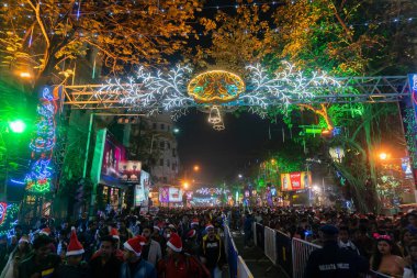 Kolkata, Batı Bengal, Hindistan - 25.12.2018: Park caddesindeki aydınlatılmış aydınlık ışıklar ve Noel kutlaması, yıl sonu şenlik havası ile kutlanıyor. Gece gökyüzü arkaplanı.
