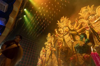 Howrah, Batı Bengal, Hindistan - 3 Ekim 2022: Hindu Rahip 'in tanrıça Durga' ya tapması, sinek çırpma fanı. Gece Ashtami puja aarati. Durga puja soyut, soyut bir kültür mirası..