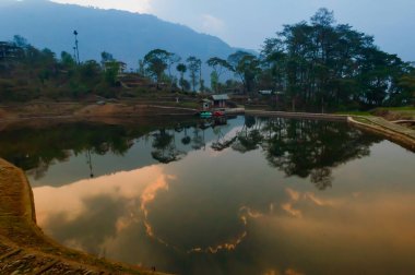 Clodus 'un Chayatal ya da Chaya Taal, West Sikkim, Hindistan, Doğa, sessizlik ve barış üzerindeki yansıması. Kanchenjunga Dağı ve Kabru 'nun göl suyundaki yansımasıyla ünlü Himalaya dağları,.