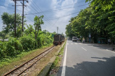 Darjeeling, Batı Bengal, Hindistan - 10 Ağustos 2023 Yeni Jalpaiguri ve Darjeeling arasındaki dar ölçü demiryolu Himalaya yollarından geçen Diesel Oyuncak treni. Darjeeling Himalaya Demiryolu,