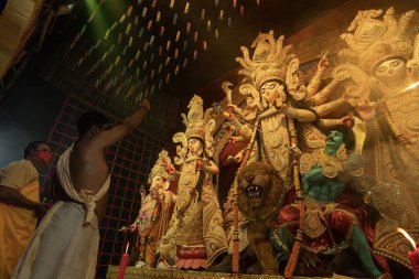 Howrah, Batı Bengal, Hindistan - 3 Ekim 2022: Hindu Rahip 'in tanrıça Durga' ya tapması, sinek çırpma fanı. Ashtami puja aarati - Durga Puja ritüeli - Hinduizm festivali.