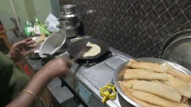 Howrah, Batı Bengal, Hindistan - 26.01.2022: Patishapta Pitha, ünlü Bengali Tatlı Tarifi 'nin kış sezonunda ev yapımı hazırlığı. Patishapta, kutlama vesilesiyle yapılan bir pithe türüdür..