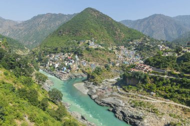 Devprayer, God Confluence, Garhwal, Uttarakhand, Hindistan. Burada Alaknanda, Bhagirathi Nehri ile buluşur ve her iki nehir de daha sonra Ganj Nehri veya Ganga olarak akar. Hindu dindarlar için kutsal bir yer..