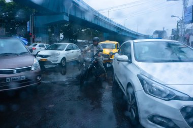 Kolkata, Batı Bengal, Hindistan 'da ıslak muson trafiği.