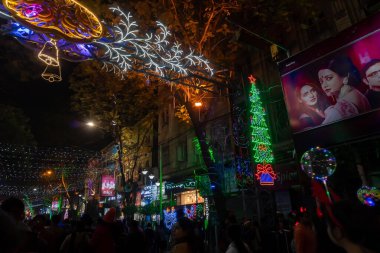 Kolkata, Batı Bengal, Hindistan - 25.12.2018: Park caddesindeki aydınlatılmış aydınlık ışıklar ve Noel kutlaması, yıl sonu şenlik havası ile kutlanıyor. Gece gökyüzü arkaplanı.