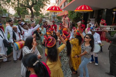 Jodhpur, Rajasthan, Hindistan - 19.10.2019: Baraat. Düğün türbanlı bayanlar, Neşe içinde dans etmek, Sindhi düğününü kutlamak ve damadı düğün yerine at üstünde götürmek için mutluluk. Sindhi evliliği.